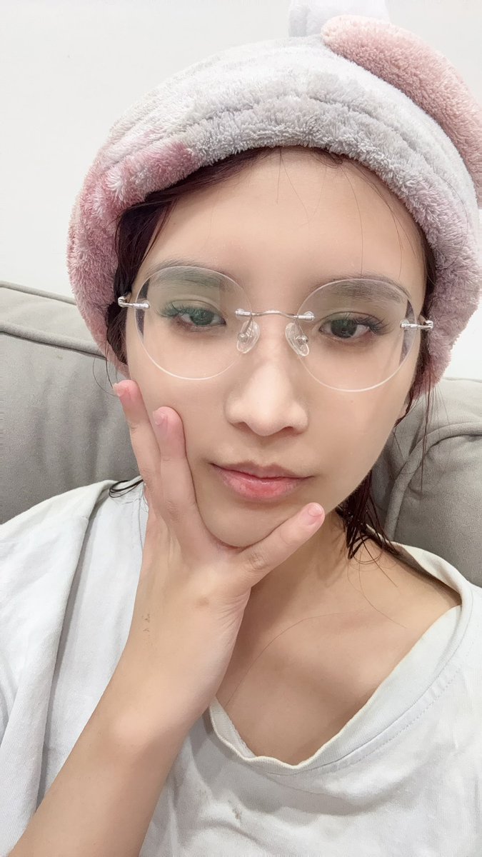 半夜還在洗頭準備明天拍攝 https://t.co/N0fpi0yC6C