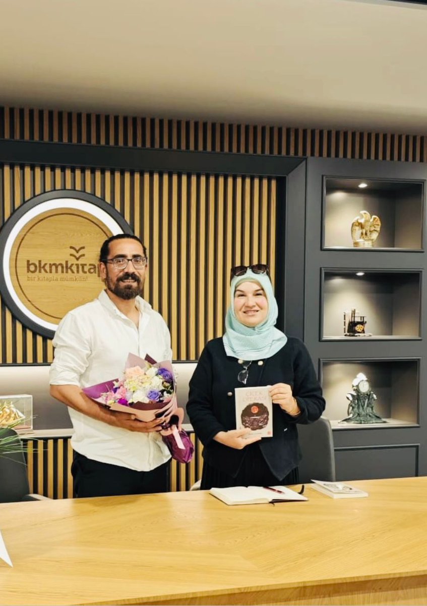 Ayşe Ay (@ayse_k_ay) on Twitter photo Zafer Çarboğa, Çiçek Operası adlı üçüncü öykü kitabı ile Bursa'da Erguvan Yazar Söyleşileri'nde Şifanur Özçelik Şirin'in konuğu oldu.
<a href="/SifanurO/">Şifanur Özçelik</a>
<a href="/CarbogaZafer/">Zafer Çarboğa</a> Zafer Çarboğa, Çiçek Operası adlı üçüncü öykü kitabı ile Bursa'da Erguvan Yazar Söyleşileri'nde Şifanur Özçelik Şirin'in konuğu oldu.
<a href="/SifanurO/">Şifanur Özçelik</a>
<a href="/CarbogaZafer/">Zafer Çarboğa</a>
