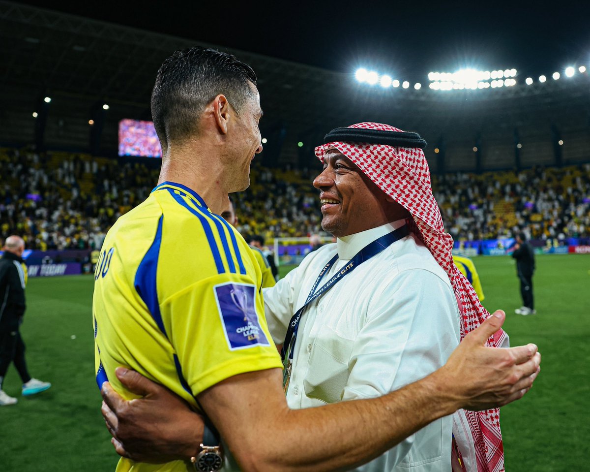 Alqeeran's tweet photo. اسأله كثيرة تجيني بالخاص عن علاقة #رونالدو والأستاذ ماجد الجمعان ..

وفق ما اعرف علاقتهم جداً قوية وممتازه بل الفترة الماضية زادت قوة ، وبينهم تناغم كبير  ، والأستاذ ماجد يحظى بمحبة رونالدو وجميع اللاعبين من أجانب ومحليين .. https://t.co/kkgm18nA81