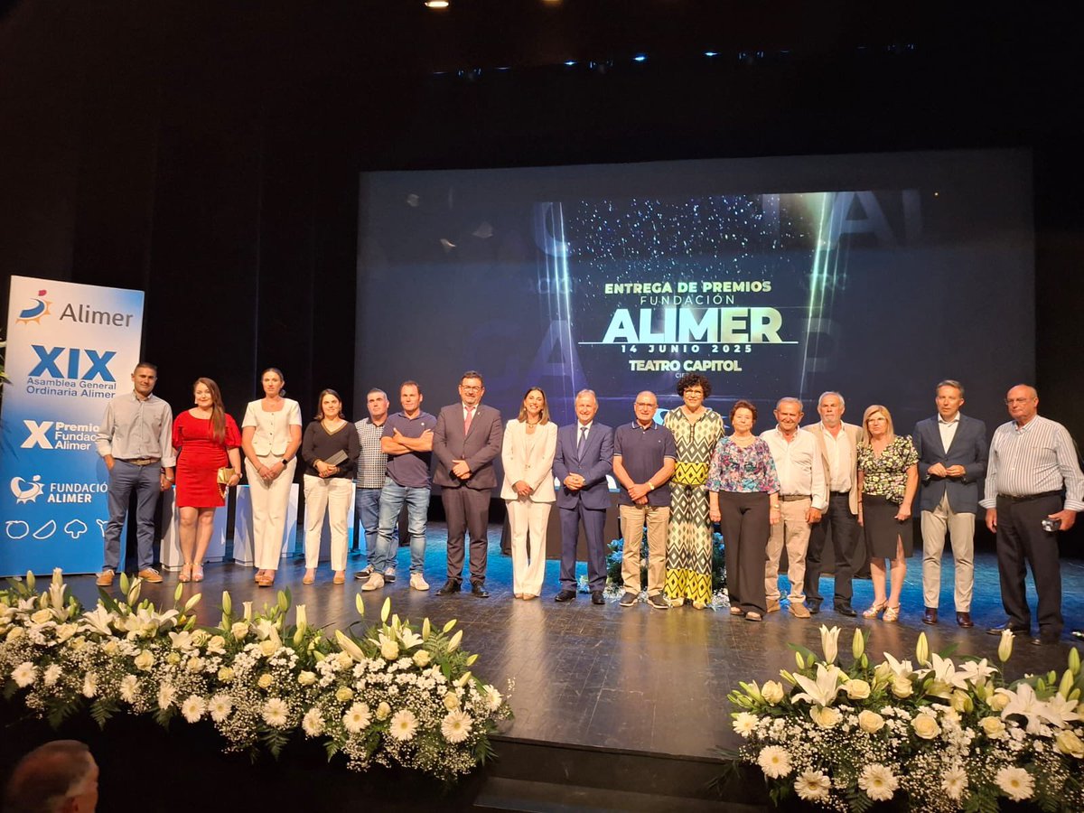 RM_Agua's tweet image. Rubira destaca la contribución de Alimer "en el desarrollo de la agricultura y la ganadería de la Región de Murcia" y reclama "el agua necesaria para seguir siendo la Huerta de Europa".

La consejera @sararubira clausura la Asamblea de @Alimer_coop celebrada en Cieza.…