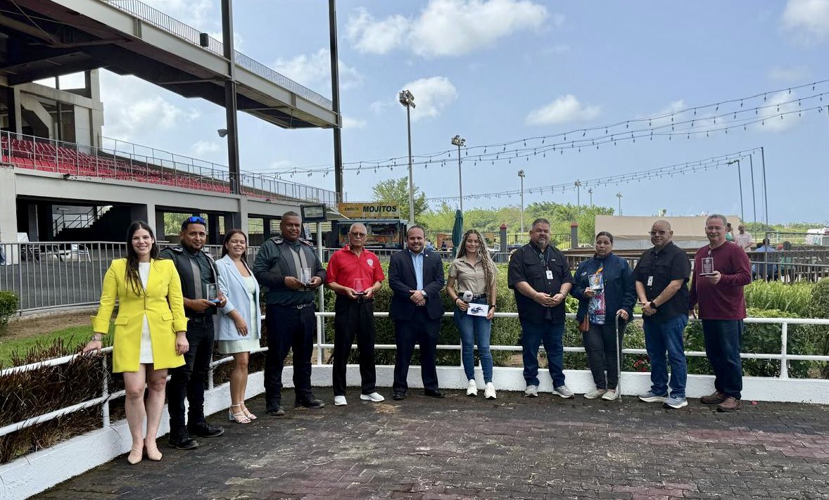 ComJuegosPR's tweet image. Como parte de la Semana del Hipismo Puertorriqueño, reconocimos a compañeros que colaboran con el Negociado del Deporte Hípico por su compromiso y entrega al desarrollo de la industria. ¡Gracias por su trabajo diario y felicidades!
#ComisiónDeJuegosPR