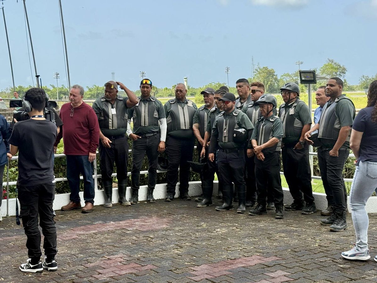 ComJuegosPR's tweet image. Como parte de la Semana del Hipismo Puertorriqueño, reconocimos a compañeros que colaboran con el Negociado del Deporte Hípico por su compromiso y entrega al desarrollo de la industria. ¡Gracias por su trabajo diario y felicidades!
#ComisiónDeJuegosPR