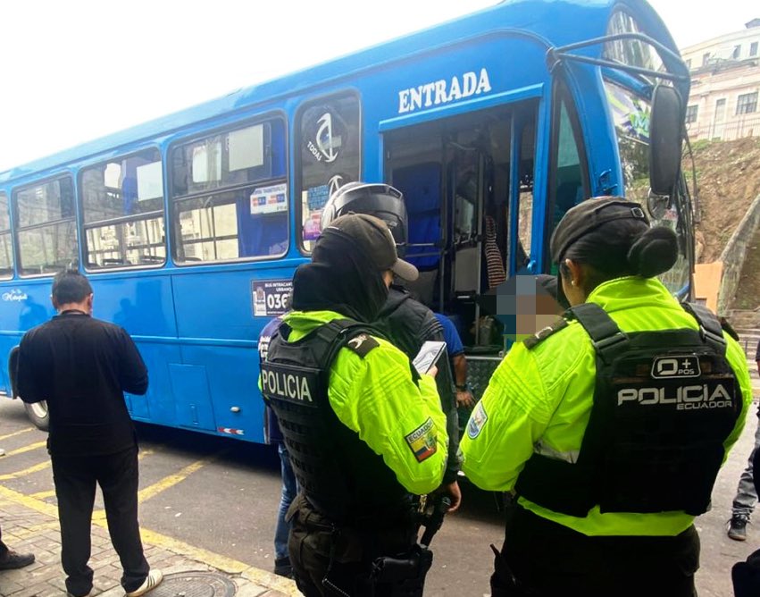 Unidad de Bienestar Animal Quito (@ubaquito) on Twitter photo 🚨 #UBAenTerritorio | Atendimos el atropellamiento de un canino, por un bus. El conductor asumió su responsabilidad. Se levantó un acto en flagrancia con sanción de 10 SBU por causar la muerte de un animal de compañía. Al volante, también protegemos vidas🐾 #QuitoRenace <a href="/pabelml/">Pabel Muñoz L.</a> 🚨 #UBAenTerritorio | Atendimos el atropellamiento de un canino, por un bus. El conductor asumió su responsabilidad. Se levantó un acto en flagrancia con sanción de 10 SBU por causar la muerte de un animal de compañía. Al volante, también protegemos vidas🐾 #QuitoRenace <a href="/pabelml/">Pabel Muñoz L.</a>