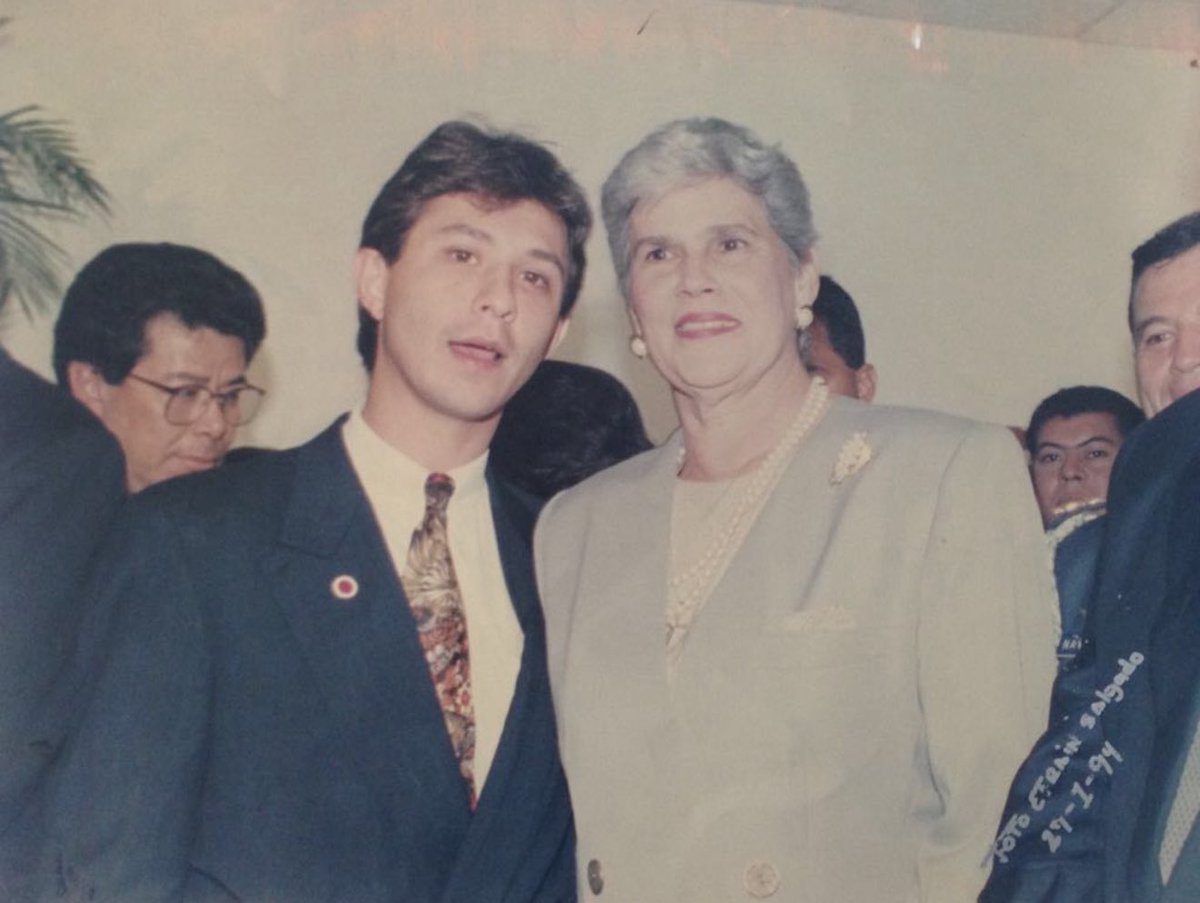 Hoy despedimos con pesar a Doña Violeta de Chamorro, símbolo de lucha democrática en Centroamérica. Tuvimos el honor de conocerla personalmente durante el gobierno de Carlos Roberto Reina, compartiendo el ideal de construir democracias firmes y justas. Nuestras condolencias a su