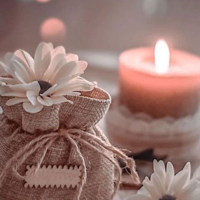 بعض الشوق لا ينطق ولايكتب
تبعدنا الاماكن ويربطنا شعور

 ___________🤍💙

فقدتك وقلبي من الفرقا يقول ..

ماعاد للدنيا بعد  .. فقدك حلا

ياليتها شده ومع الوقت  وتزول ..

واقول هم ف٘ـ المحاني ،،، وانجلا

ولكنها صارت في ذاكرتي تجول …

والبال من كثر  … الطواري ماسلا