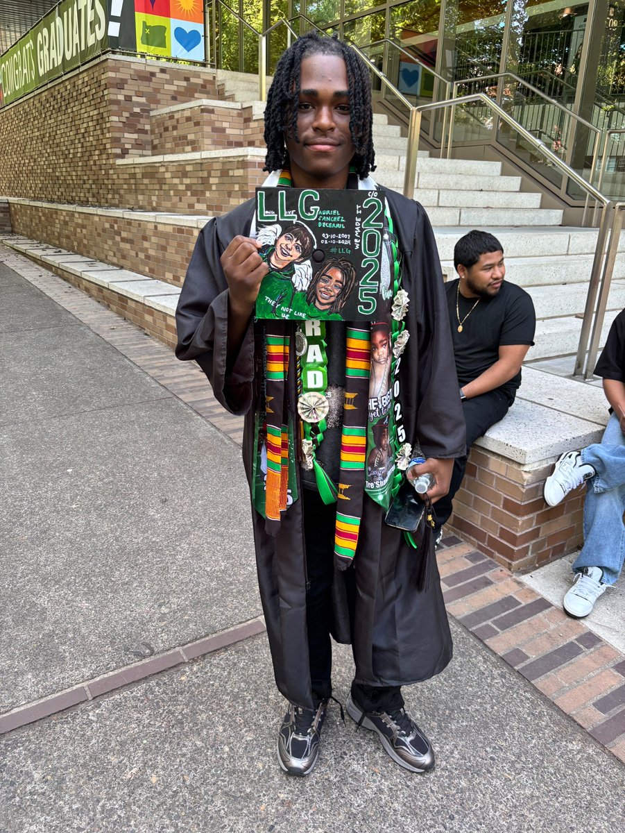 itsmoo89's tweet photo. Our baby did it CONGRATULATIONS 🎉🎈🎊 Tre’Shawn Da’Maria’ Warren we love and are so proud of youuu 🖤🤍💚. C/O 2025 Electrician Loading… https://t.co/rCWa9qUeVA