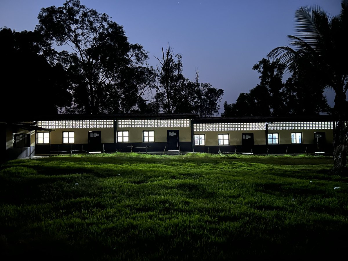 Salutations depuis Kikwit, dans le Kwilu 🇨🇩!

🏃‍♂️ Parti de la maison à Kinshasa depuis 4h du matin pour rejoindre l’arrêt de bus, sous une pluie diluvienne… plusieurs routes inondées, on a vraiment souffert !

Nous avions quitter Kinshasa vers 7:40 et arrivés à Kikwit vers 18h