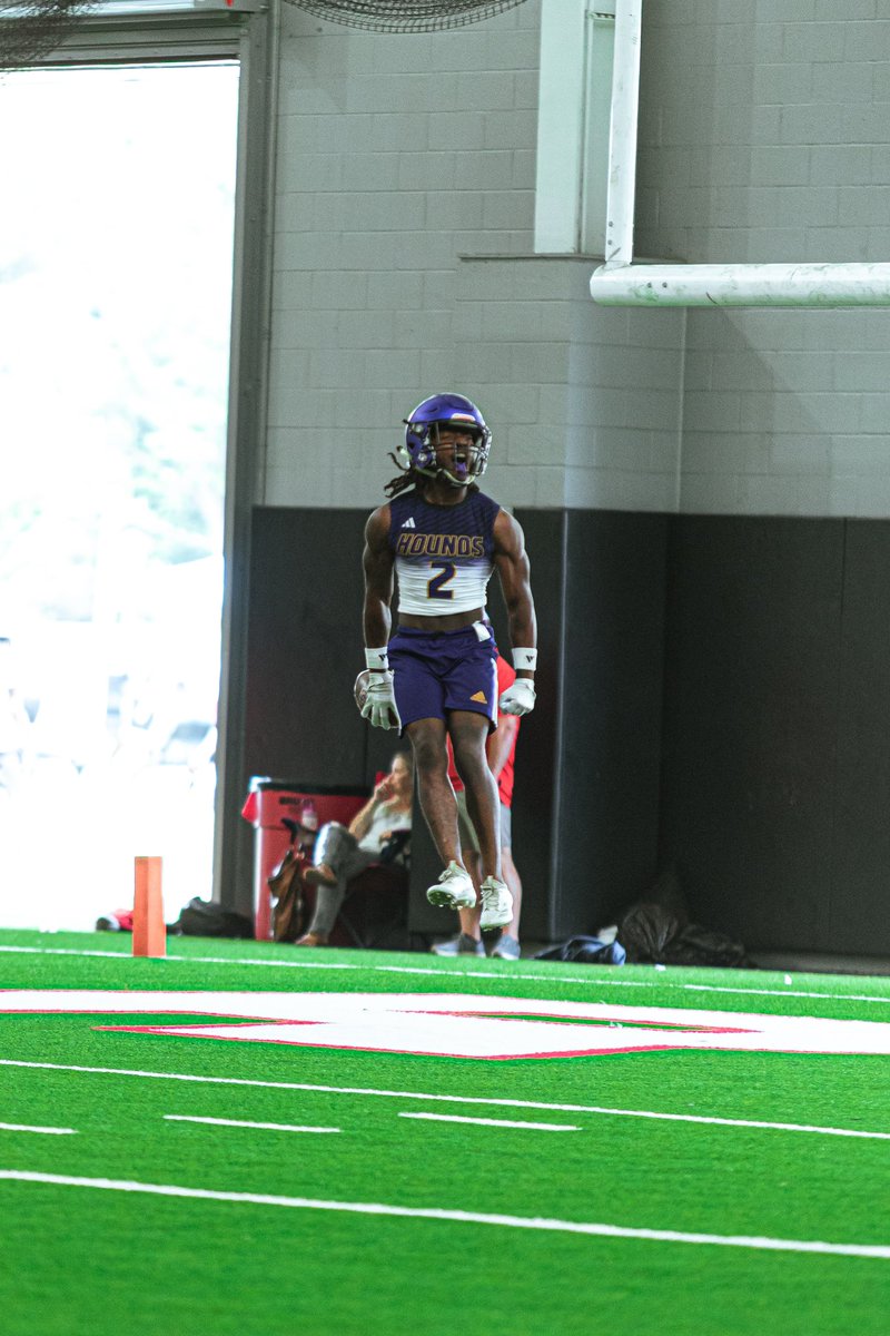 Brunohicks5's tweet image. Had a great day at UGA 7on7 camp !! To show case My talent🙏🏾 @robarmstrong41 @CoachTaylor007 @Coach_Toom @Coach_JMonty @RecruitGeorgia @jaylanthomas3