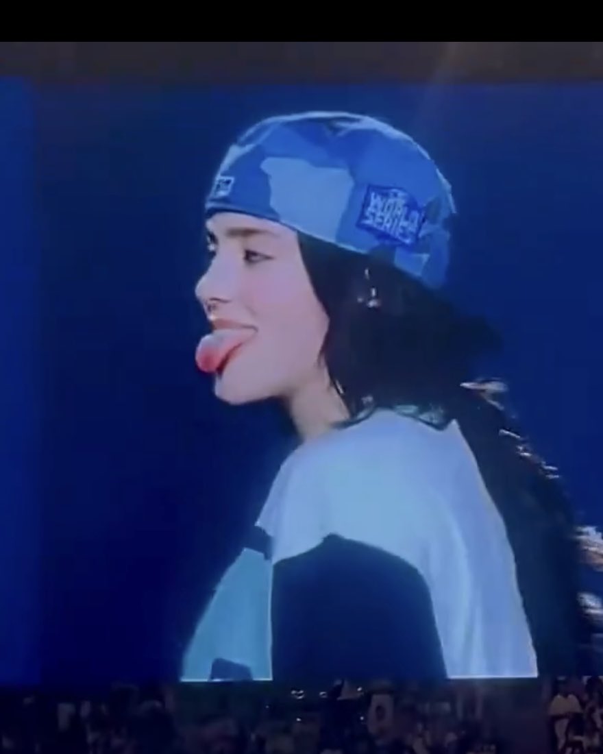 put that tongue away woman!!