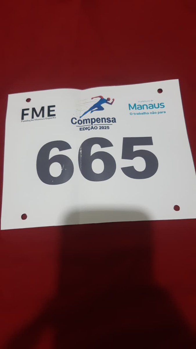 A Prefeitura de Manaus organizou uma corrida e prometeu um kit para os inscritos, tem gente que foi de outros bairros para a Compensa para pegar um papel que podia ser um e-mail! As camisas estavam sendo ostentadas pelos servidores que devem tá fazendo coleção.