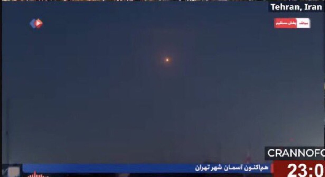 ActuallyNewsX's tweet image. MAJOR BREAKING: BALLISTIC MISSILE LAUNCHES CAN BE SEEN IN TEHRAN ON ROUTE TO ISRAEL