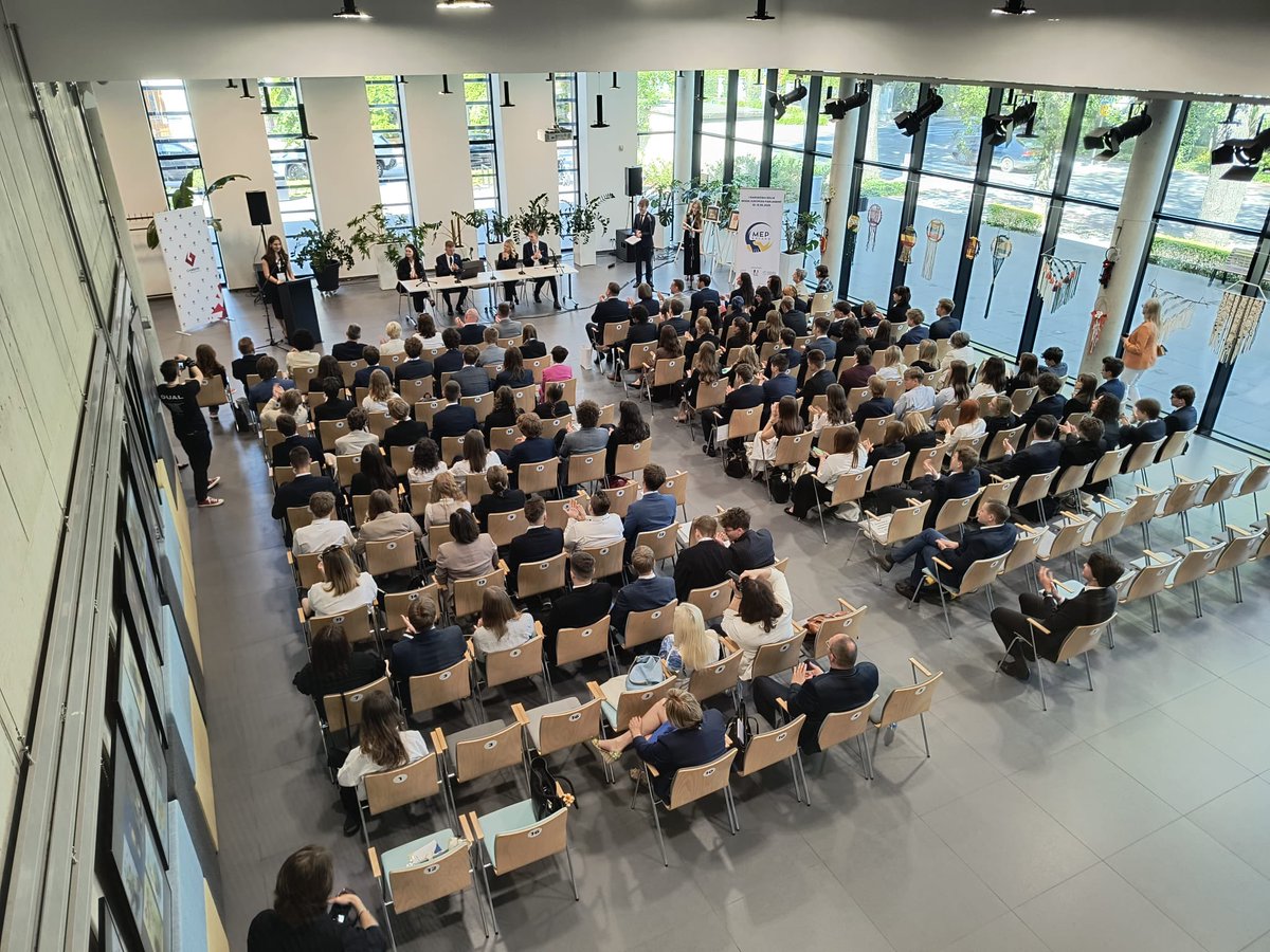 Renata Bem (@renata_bem_ed) on Twitter photo Dzisiejsza inauguracja Pierwszej Narodowej Sesji Model European Parliament w Polsce to ważny krok w stronę wzmacniania głosu młodych w Europie.
To był wielki zaszczyt otwierać to wydarzenie wraz z <a href="/Krawczyk__Marek/">Marek Krawczyk</a> - Wiceministrem ds. Społeczeństwa Obywatelskiego, <a href="/M_Frankowski/">Mariusz Frankowski</a> - Dzisiejsza inauguracja Pierwszej Narodowej Sesji Model European Parliament w Polsce to ważny krok w stronę wzmacniania głosu młodych w Europie.
To był wielki zaszczyt otwierać to wydarzenie wraz z <a href="/Krawczyk__Marek/">Marek Krawczyk</a> - Wiceministrem ds. Społeczeństwa Obywatelskiego, <a href="/M_Frankowski/">Mariusz Frankowski</a> -