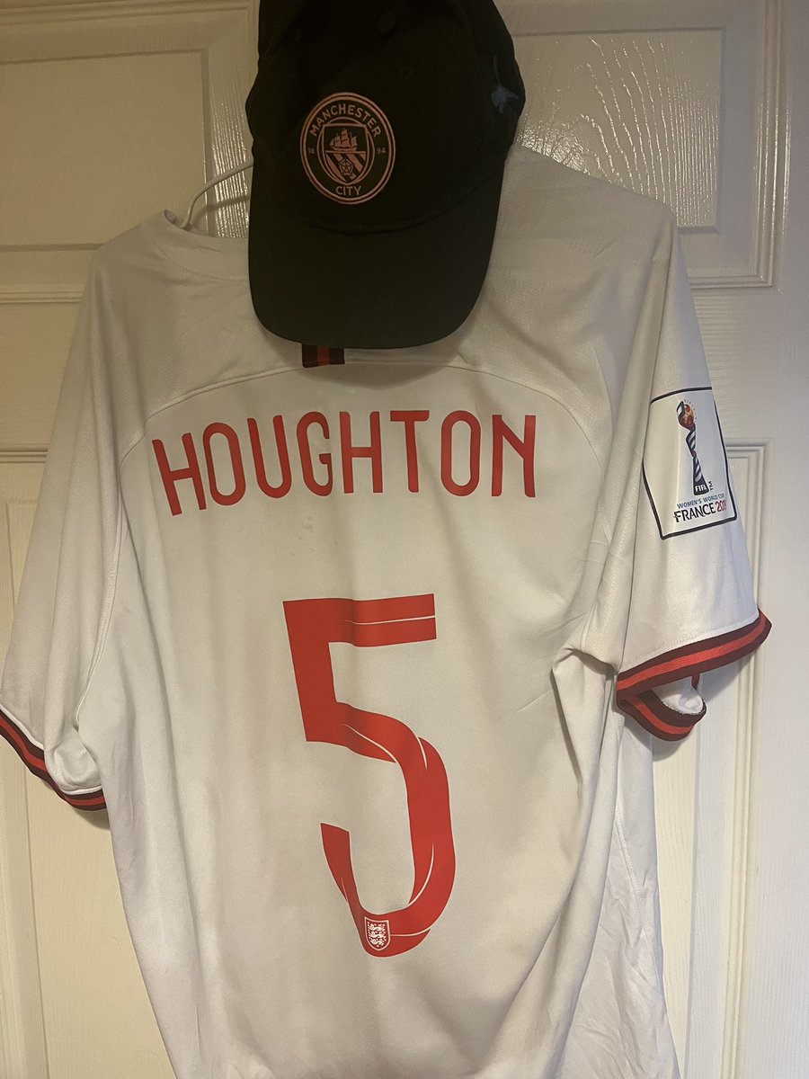 Can’t believe I’m going to see <a href="/stephhoughton2/">Steph Houghton MBE</a> play tomorrow <a href="/socceraid/">Soccer Aid</a> 🥹🩵