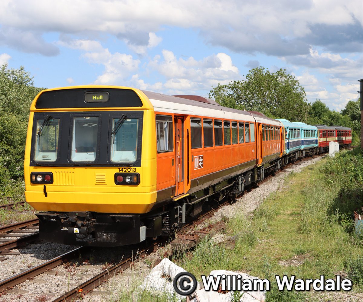 WilliamWardale's tweet image. @midrlybutterley 80s weekend with a 6 car Pacer formation.

Saturday 14th June 2025

@Northern_Travel @JamesTGlossop @TomDearlove1 @BashirKhan2 @WetdogFBK @Shaun__92 @RailbusMemories 

#class142 #class141 #pacertrain #Midlandbutterleyrailway #trainspotting