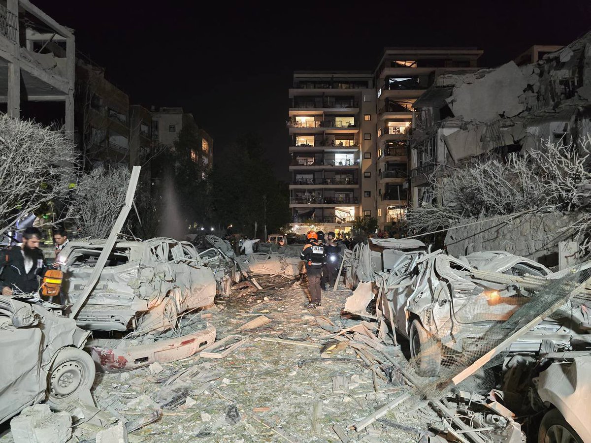 Çok rahatsız edici bir kare, hala binanın ışıkları yanıyor yerle bir olmalı #TelAviv İsrail-İran