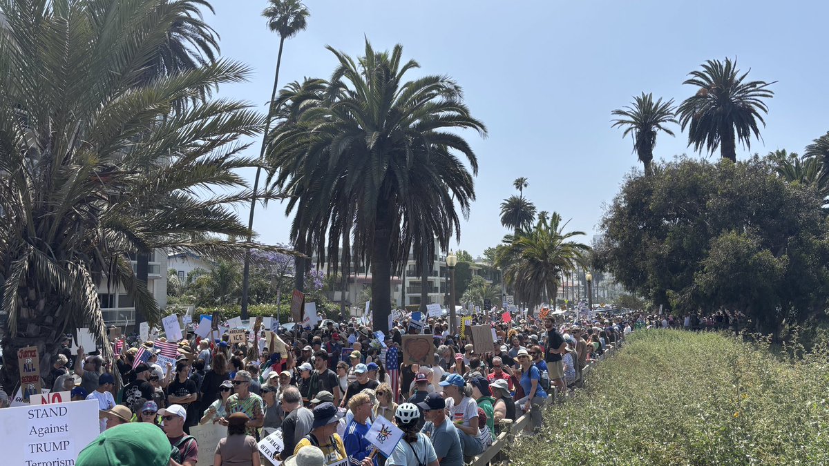 histarch's tweet image. Santa Monica today. #NoKingsDay