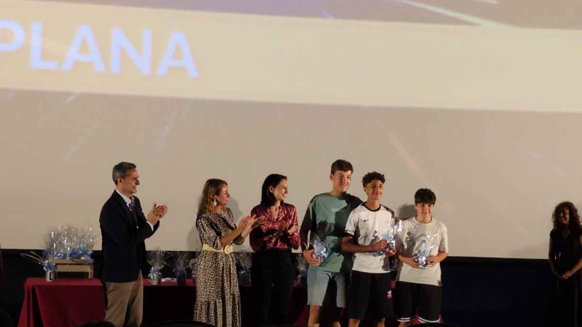 Com cada any, el dissabte passat vam celebrar la gala del Comunicat Jove als cinemes de la Salera. En aquesta edició han participat tots els IES públics de Castelló, i l’alumnat del nostre institut ha estat entre els guanyadors: concretament, els grups de 2n d’ESO A, C i E.