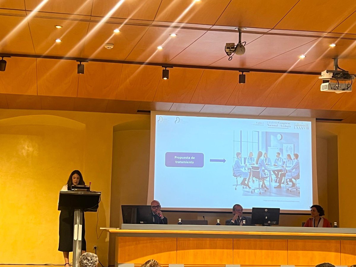 dra_cienfuegos's tweet image. Intenso LXXXVIII Congreso Nacional de Urología @InfoAeu en Cádiz.
Gracias por invitarme a hablar sobre #cáncerdepróstata en la plenaria y en la sección de @ResidentesAEU junto a @dperfen.
Enhorabuena a la nueva directiva @CarmenGEnguita @JGomezRivas @albertobudiaalb @CoralManso
