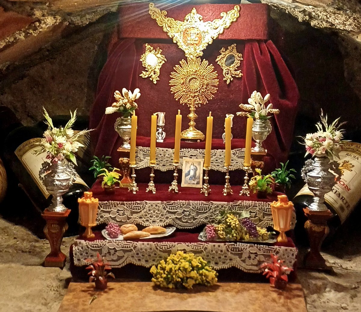 Comienza LA FERIA DEL CORPUS,  llegan los días grandes de Granada y en el BAR LEON hemos engalanado la calle Pan y nuestro local para darle un ambiente de feria también hemos montado un altar de Corpus en miniatura en el espacio denominado "La Cava de Don Luís"
#CorpusChristi