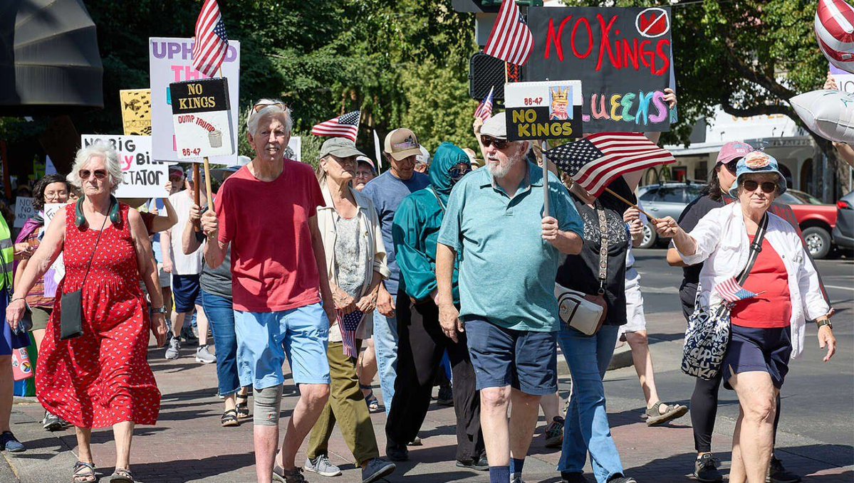 'Trump Is A King!' Say People Freely Protesting In A Free Country buff.ly/ZFuRxc6