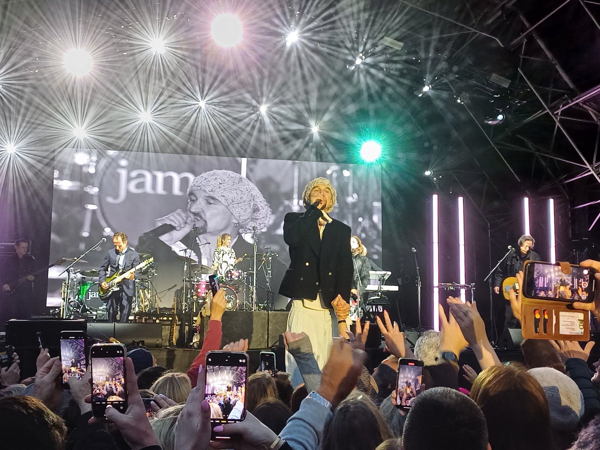 rogerhwillis's tweet photo. @wearejames @SmmrSessions @tomasmithmusic @JamieWebster94 @Razorlight @pdicko67 Loved the Plymouth gig. Awesome barely begins to describe how good it was.

I hope the ankle is OK. https://t.co/FABtSmGleA