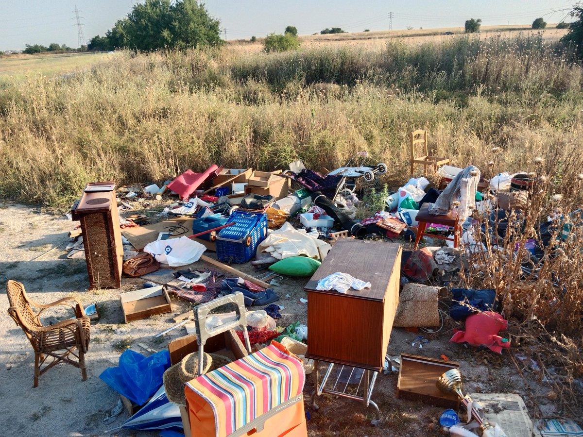 Nuevo vertido en un camino entre #Leganés y el barrio de La Fortuna. Punto negro habitual con fácil acceso con vehículo motorizado, cerca de la pasarela de la #R5