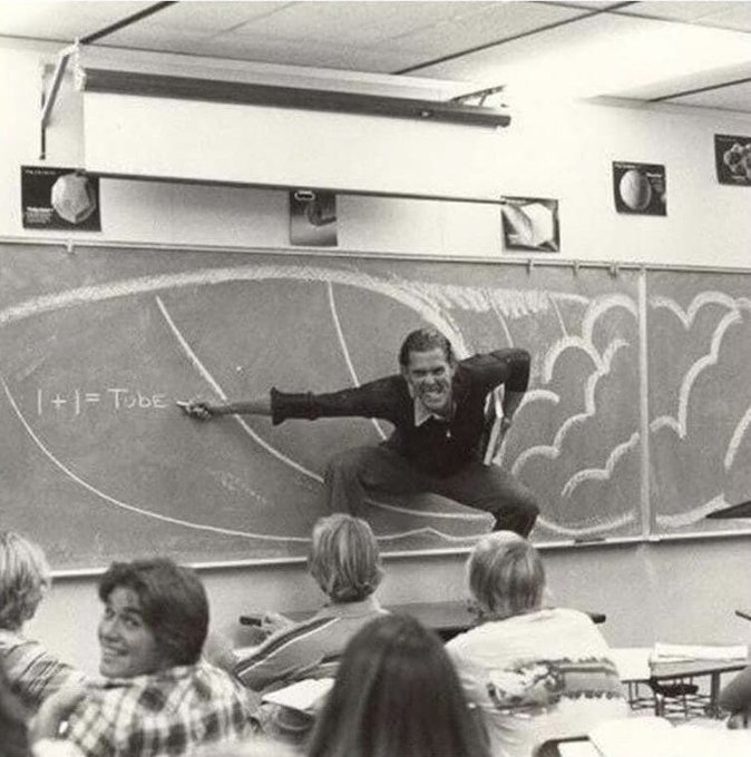 otolz_'s tweet photo. 20. Un profesor de California enseñando la física del surf, 1970. https://t.co/l1AY6x8Ciy