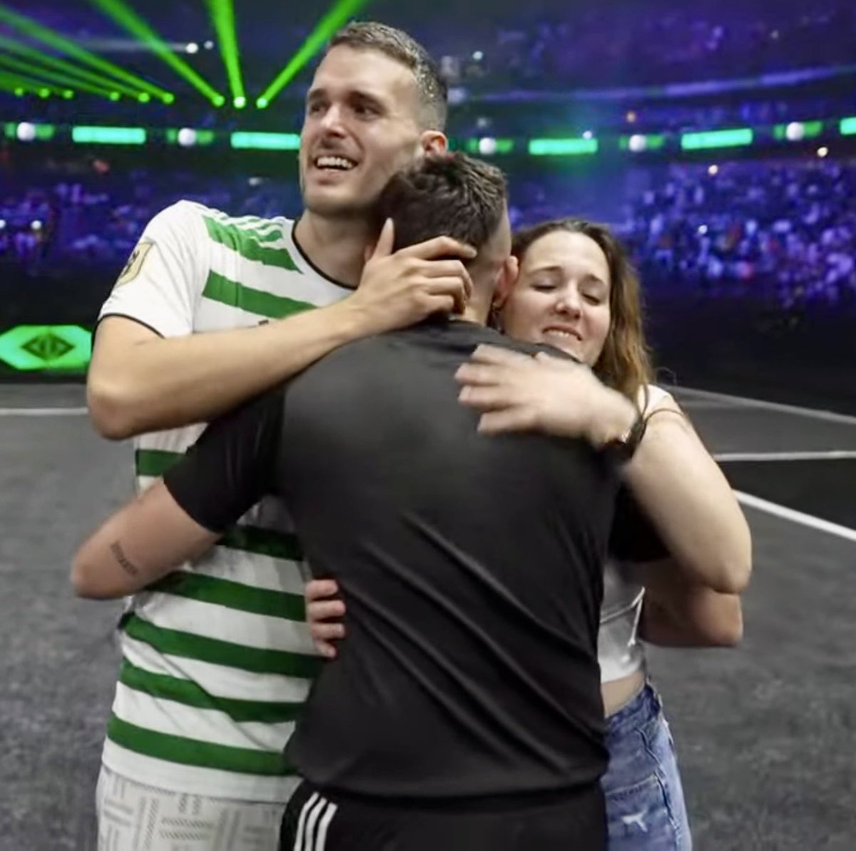 Louiswayneoff's tweet image. Enhorabuena al troncos
🦁💚 qué hermosa imagen