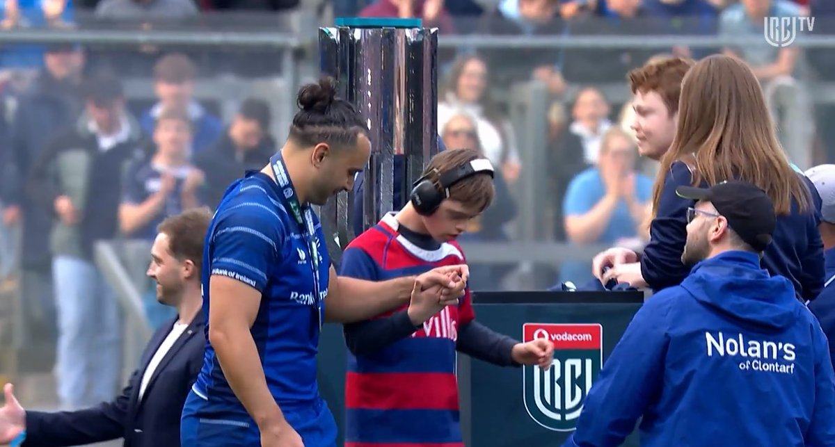 Thought having the Clontarf Bulls present the URC medals today was a lovely touch.

#LEIvBUL #URC