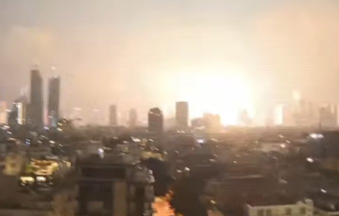 NewsRedblack's tweet photo. haifa people seeing the sun rising at 1am. 😂

#Israel #Iran #trump #Haifa https://t.co/E7OOCbNYGZ