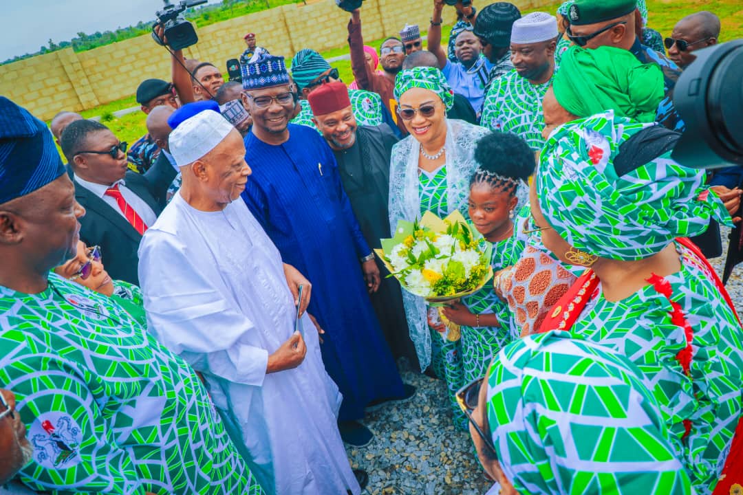 Nasarawainform's tweet photo. Also at the event were Her Excellency Hajia Silifat Sule &amp; the wife of the Deputy Governor, H.E Sheila Tosan Akabe. 

Gov. Sule on behalf of the state government donated 100 hectares of land for the Renewed Hope Agricultural Initiative for the 40 households resettled in the city. https://t.co/GobGBXfJaD