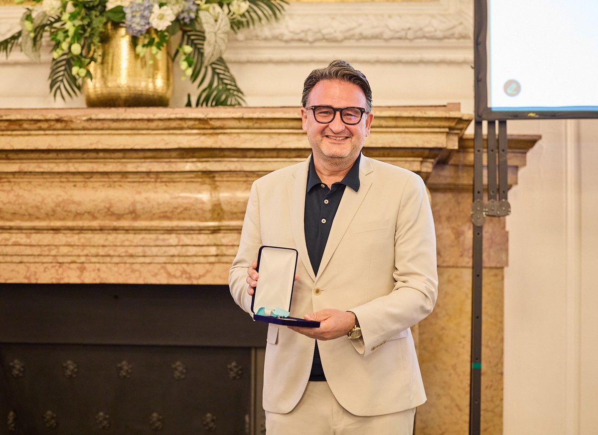 ISGDtweets's tweet image. 🎉 Congratulations to @UTMBPresident @JochenReiser on receiving the Marilyn G. Farquhar Lifetime Research Achievement Award 🏆 Honoring foundational work in glomerular disease pathobiology 👏 #PodocyteConference 🐙 @PodocyteIPC @utmbhealth @Tobias_B_Huber @KSusztak @rkramann
