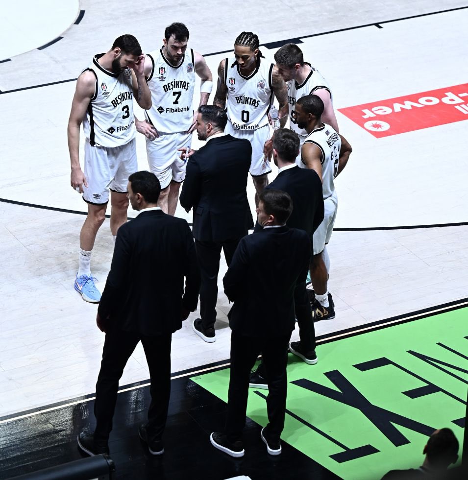 Türkiye Sigorta Basketbol Süper Ligi yarı finalinde, çekişmeli 5 maçlık serinin son maçında Anadolu Efesi 82-75lik skorla eleyerek adını finale yazdıran Beşiktaş Fibabanka <a href="/BJK_Basketbol/">Beşiktaş GAİN</a> takımımızı tebrik ediyor, final maçında başarılı olacaklarına tüm kalbimle inanıyorum.🦅🇹🇷🏁