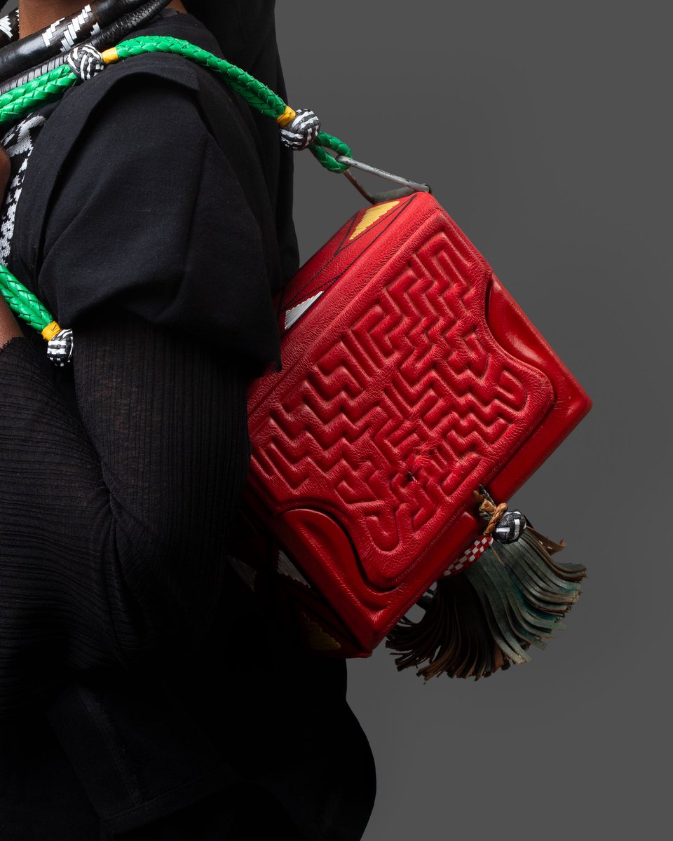 Le sac  J A F U R A 

Le porter, c’est revendiquer une appartenance , un respect pour la voie mouride, mais aussi affirmer un style singulier. 

🛑Prix : 80.000 FCFA 
All Colors , Unisexe 
#DouCréation ak #Yessal la 

📸 @black_m 

#touba #bayefall #mouride