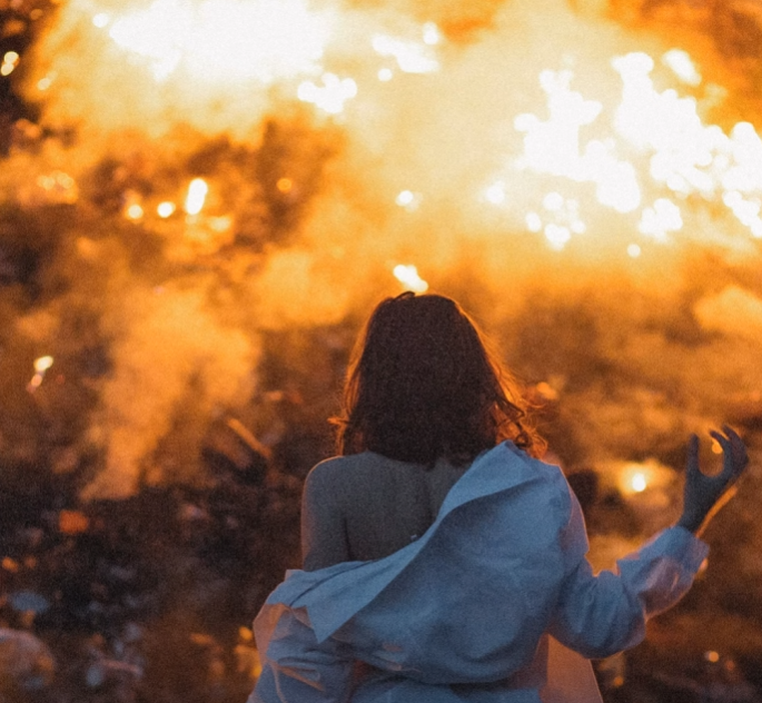par rapport à la photo d'origine la main a été modifié donc ya forcement un truc en rapport avec ça