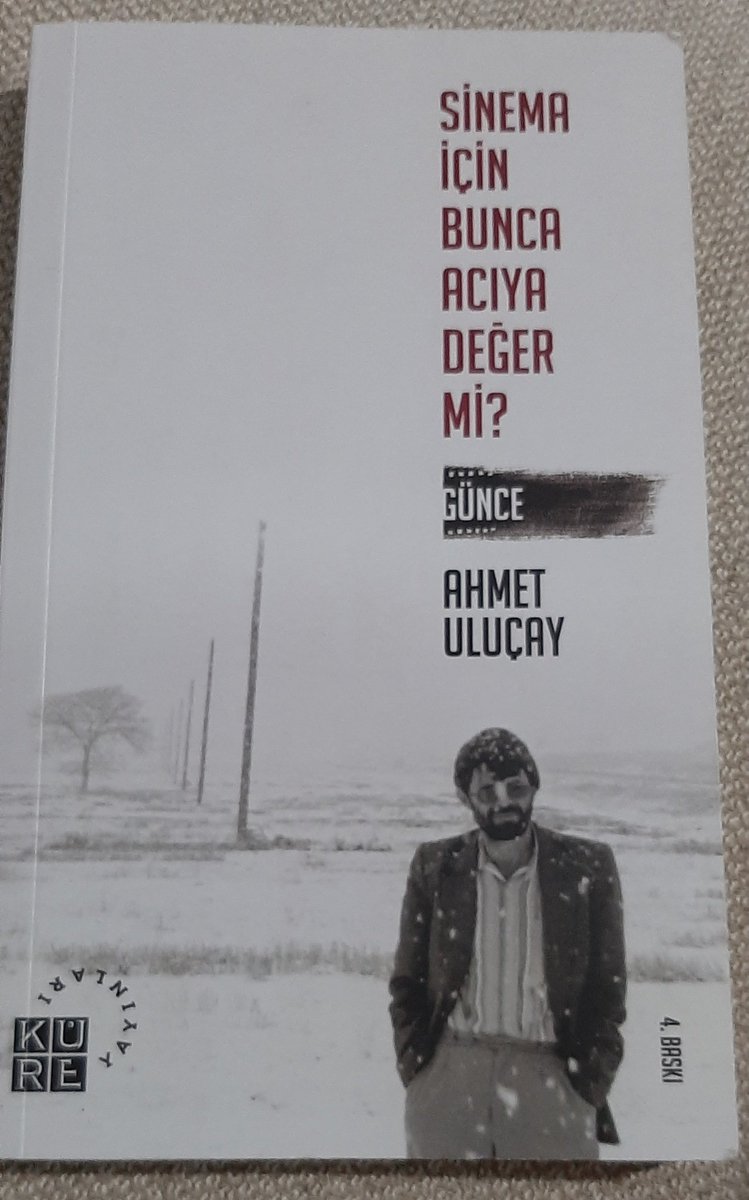 Rahmetli Ahmet Uluçay'ın güncesi içerik olarak ağır ve zor ilerleyen bir kitap. İki yüz küsur sayfa, bir kaç saatte okunabilecekken öyle acı cümleler sarf ediyor ki okuyup kalıyorsunuz, devam edemiyorsunuz. İnşallah rahata ermiştir, kabri nur olsun.