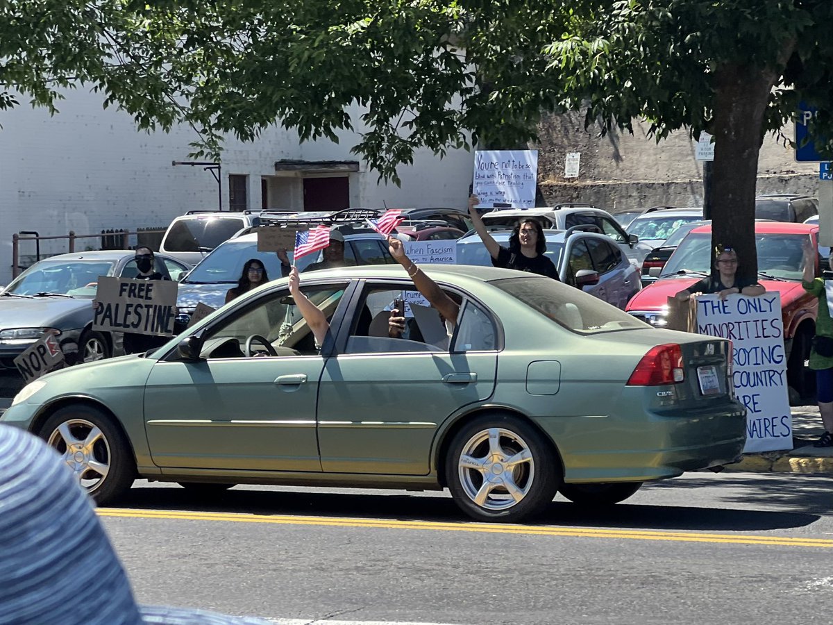 Photos from today’s “No Kings” rally in Pullman. Crowd estimated at about 700-800 people.