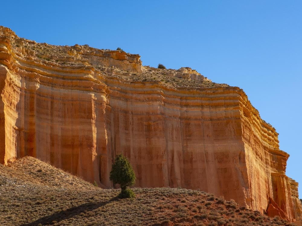 🏜️🚐He visto esta tarde #Sirat y aquí van dos consejos:
-vedla en cine, el sonido y la música juegan un papel importante
-id sabiendo lo mínimo sobre el argumento

Por cierto, el espectacular paisaje de la rave inicial está en Teruel; es la Rambla de Barrachina