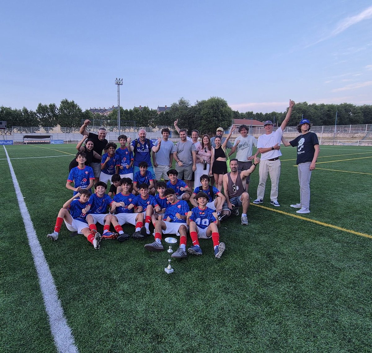 #InfantilA campeón del torneo en Moraleja de Enmedio 🏆✅

¡Enhorabuena equipo! 💙
#VamosCala