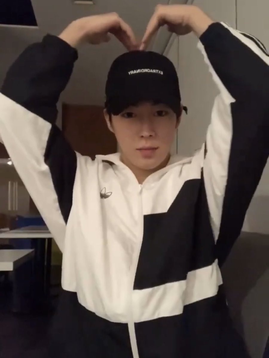 나 너                                        나 너
인스타 계정                            트위터 계정
찾았어                                     찾았어