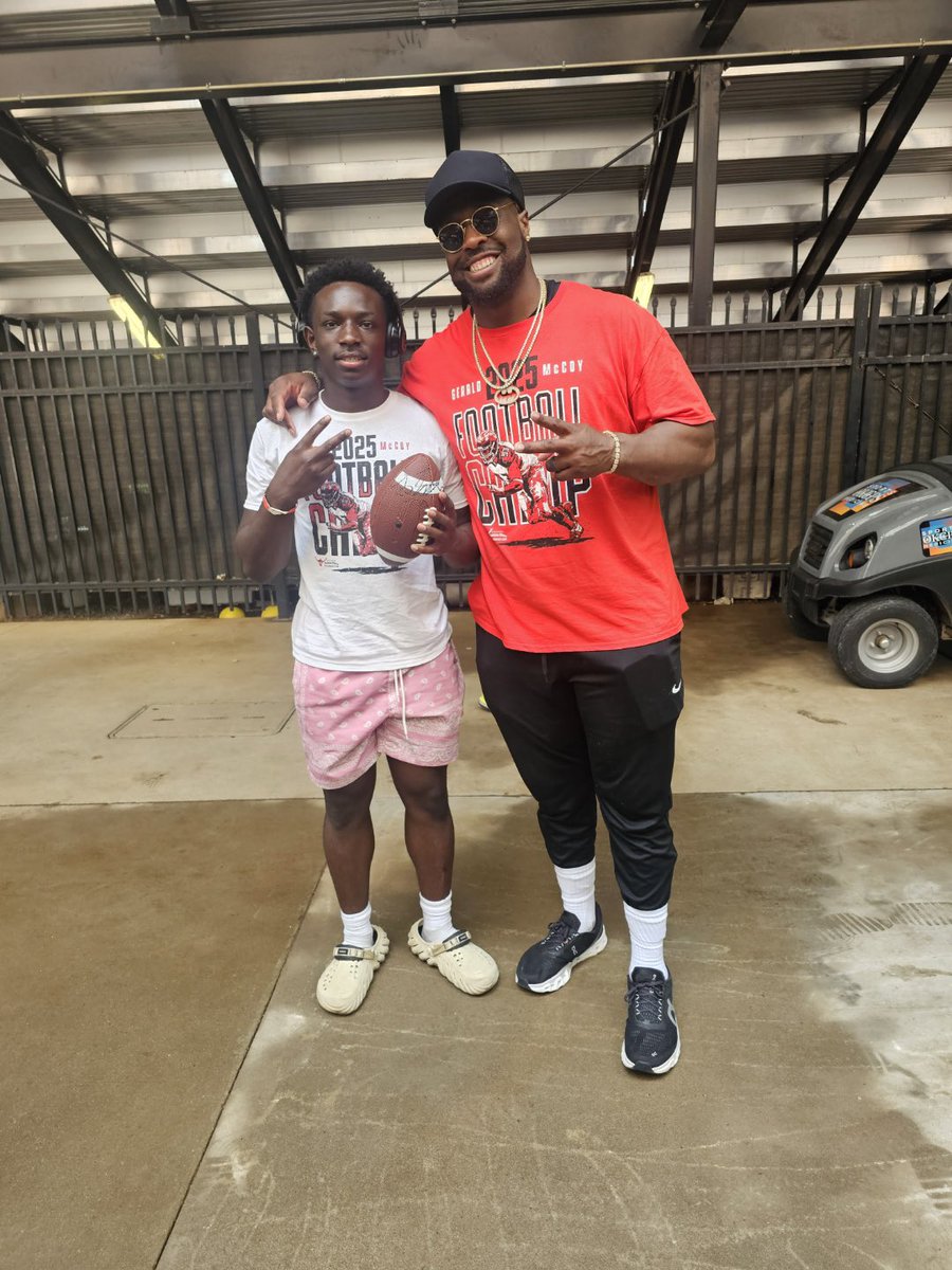 Thanks for the camp! <a href="/Geraldini93/">Gerald McCoy</a> <a href="/LancasterFBwebo/">Lancaster Football</a> <a href="/KWhitley20/">Coach K-Dubb20</a> <a href="/TheCoachPaul7/">Leon Paul III</a>