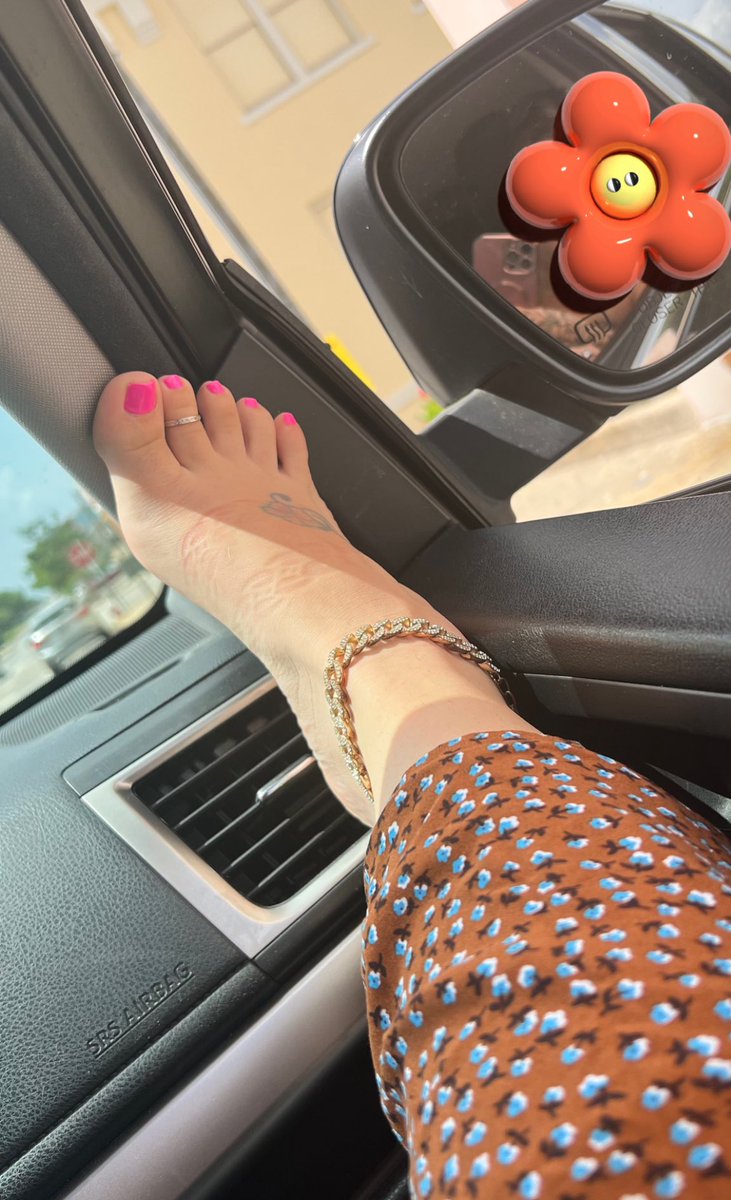 Shaysolez's tweet photo. If you’re lucky, I might let you kiss the anklet 😏👑 #footfetısh #feetworshi̇p    #footjob #prettyfeet #feetfinder https://t.co/ybHPdSb2e6