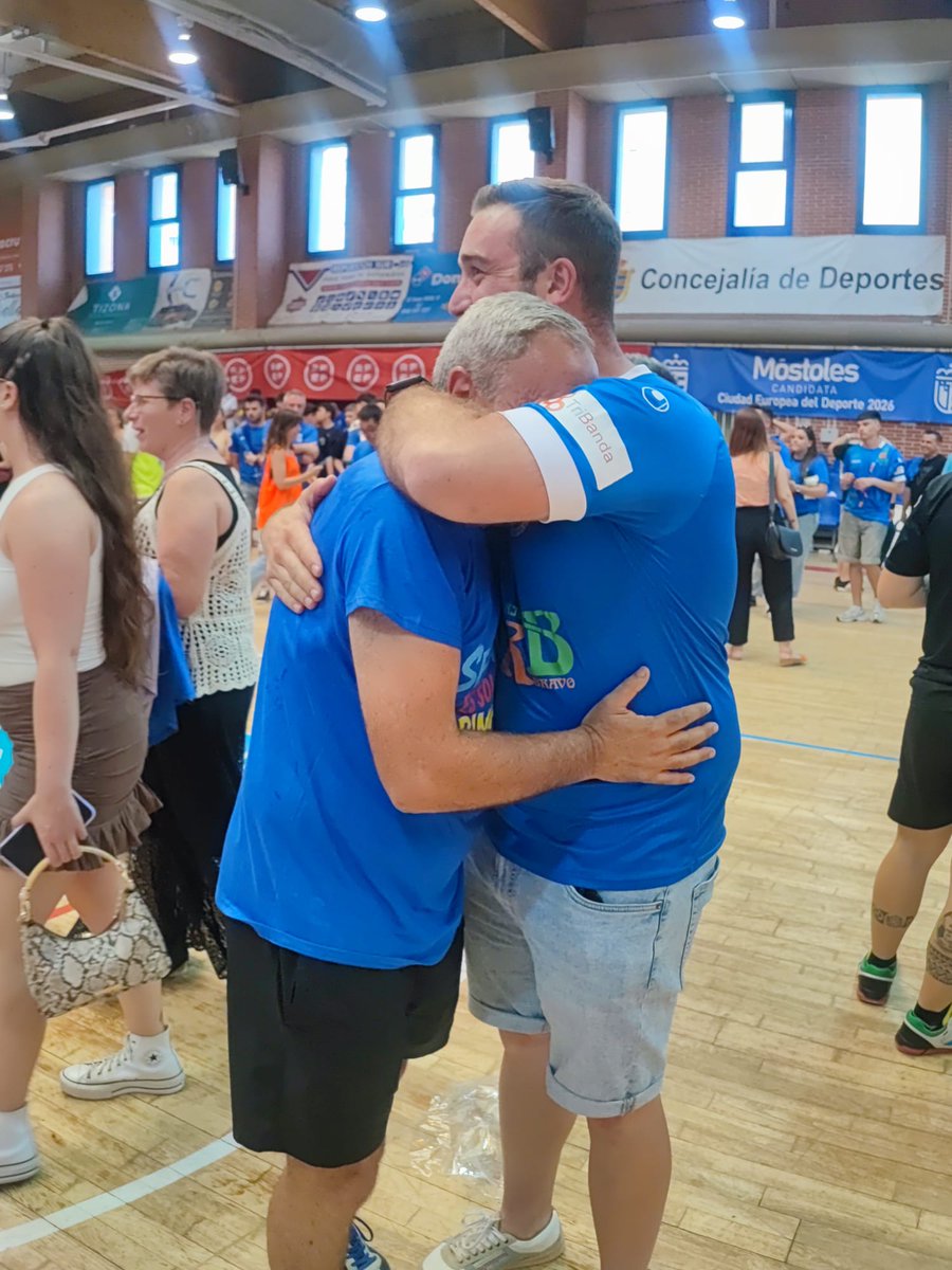 28_Chumi's tweet image. Un abrazo de un ascenso 2⁰ División @1mostolesfs 
Mereció la pena los kilómetros de separación 🩵