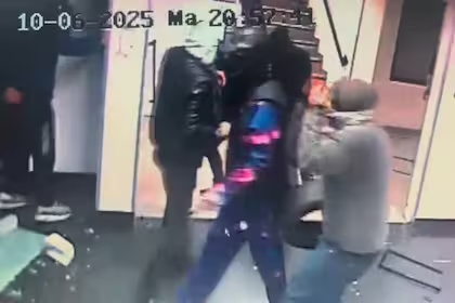 MartnPeiretti1's tweet photo. 🚨⛔️✅ El Grupo Clarín miente una vez más. Los destrozos provocados por encapuchados en el Canal TN, no fueron realizados por ninguna agrupación peronista, son servicios "contratados" por el Grupo Clarín, son los mismos que se infiltran en las marchas. #ClarinMiente https://t.co/YiII4fba8O