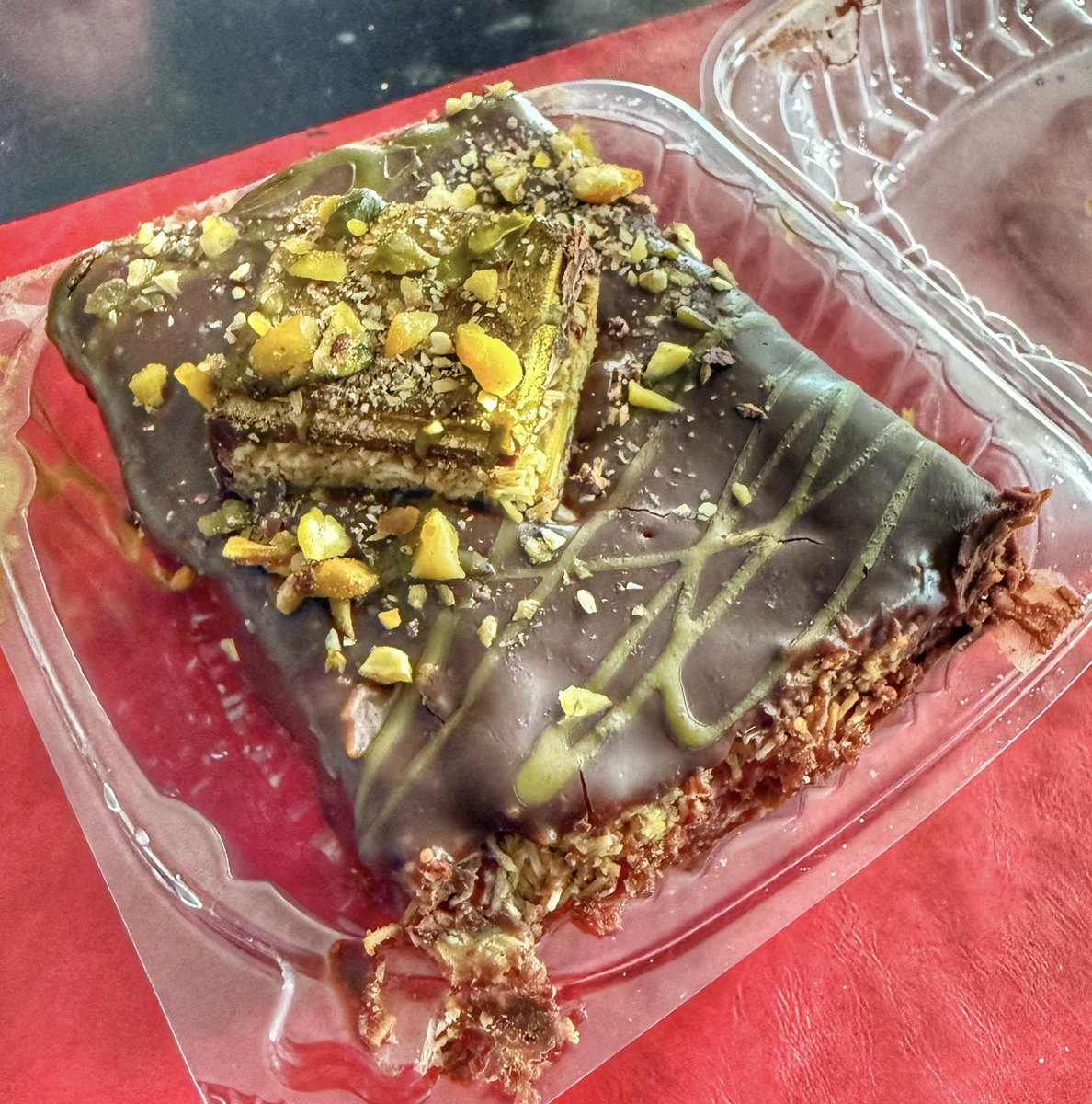 Dubai chocolate cake 🤤🤤 my husband and I have tried so many different variations of this cake and they’re ALL GOOD #twittersupperclub