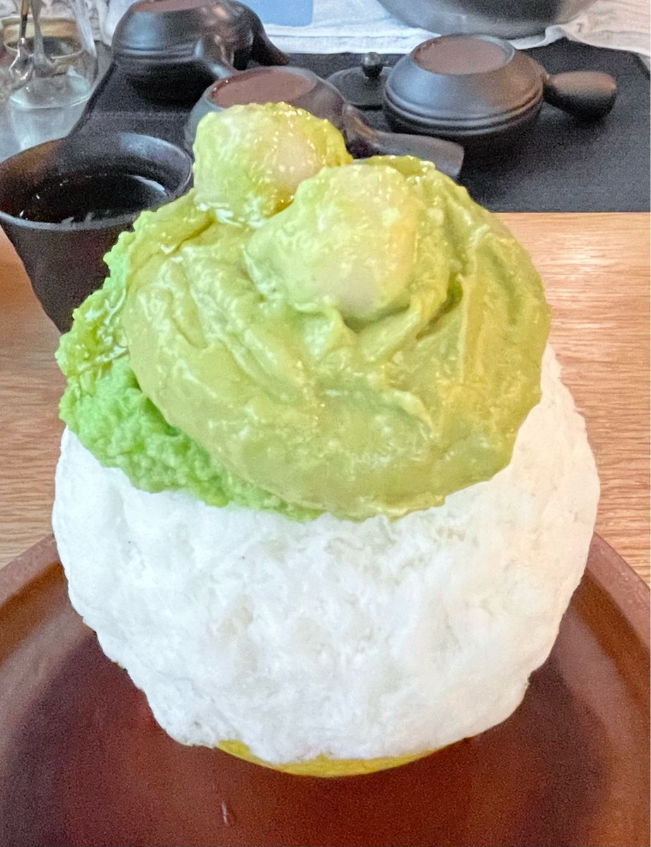 仕事帰りかき氷活動

アボカドもずんだも大好きだけど、この組み合わせは考えたことなかったわ……。
天辺にずんだ餅が乗っているのもうれしい♡
好きなものは最後に食べる派。
例えトップに乗っていても、上手く周りを食べて残していくのがごーらー(笑)
中の豆腐こし餡とアボカドクリームもおいしい！