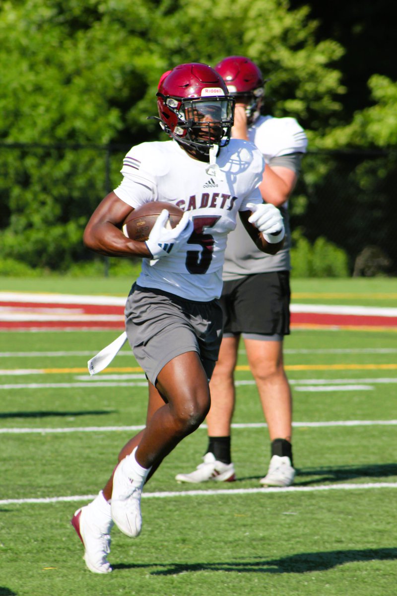 Coaches, June 15th is almost here!
5’10 195 RB, 10.6 100 21.7 200
435 Squat, 305 Bench
9 D1 Offers
912-228-2967!