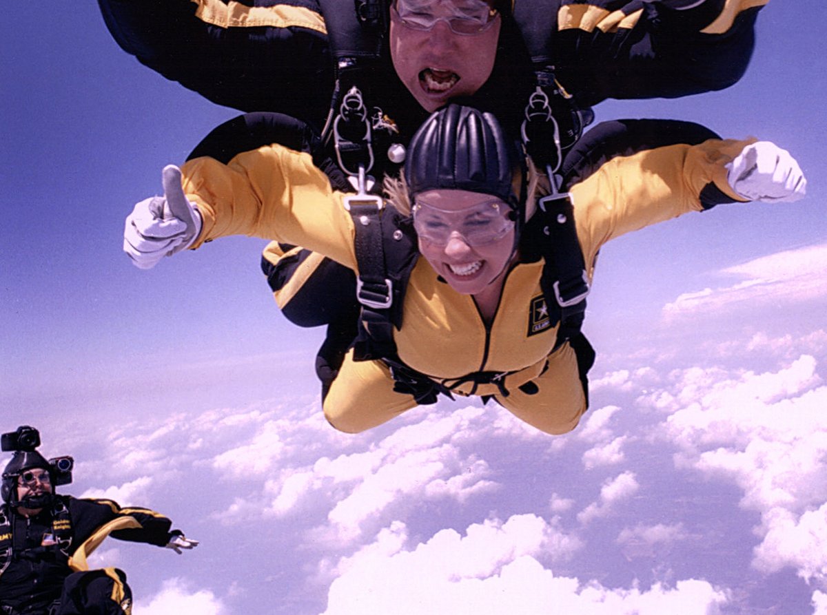 The incredible #GoldenKnights parachute into the ⁦spectacular <a href="/USArmy/">U.S. Army</a>⁩ #Army250 Birthday Celebration! I'll never forget flying high with the #Army's best at 13,500 feet!! #Memories