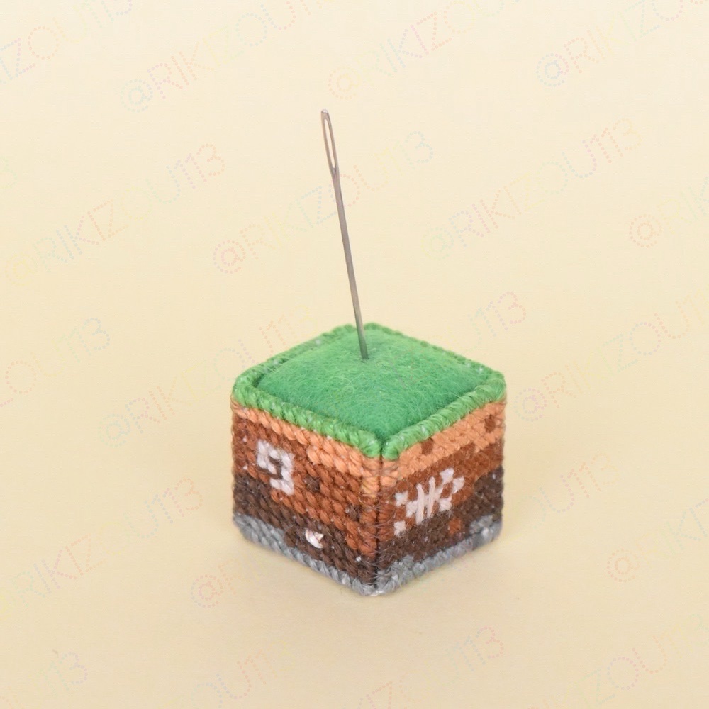 立体の設計よりドット絵が描きたくなったので、簡単な箱型で地層ピンクッションを作りました。さりげなく金鉱石もあります。 #クロスステッチ #ビニールキャンバス