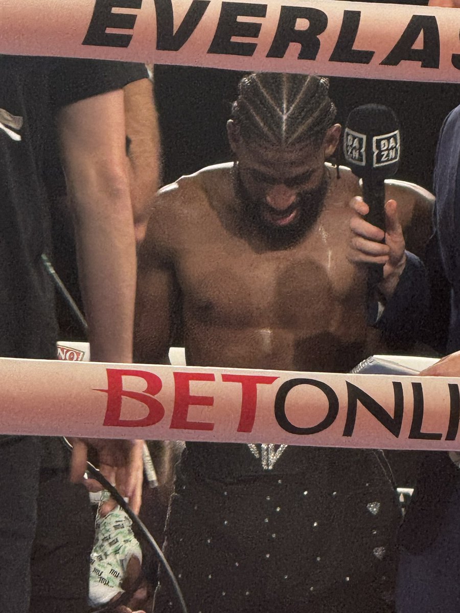Dominating win after the first round by Andy Cruz, but have to say, Mishiro is tough as nails. Fantastic grit. #DAZN